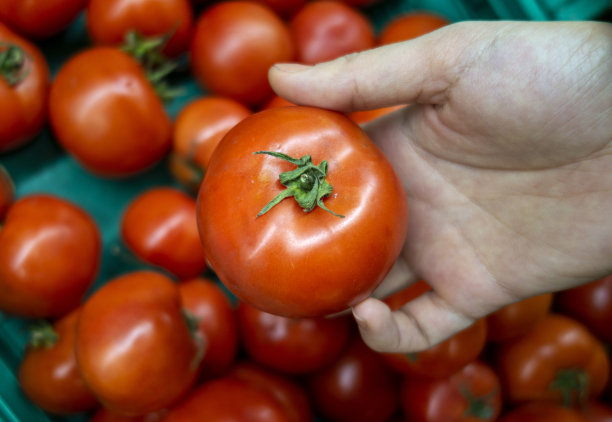 一名妇女在超市的蔬菜库存照片图片下载