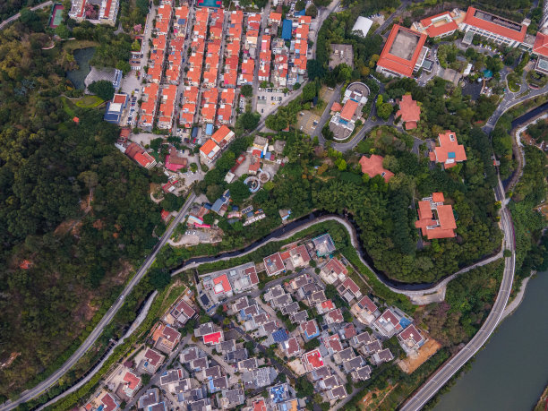 鸟瞰溪边的别墅和道路图片下载