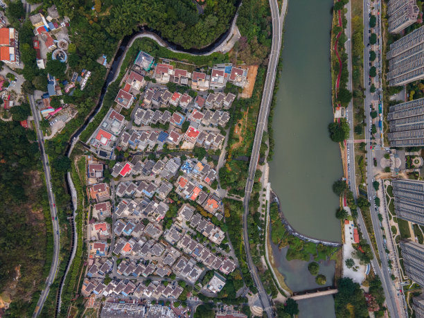 鸟瞰溪边的别墅和道路图片下载