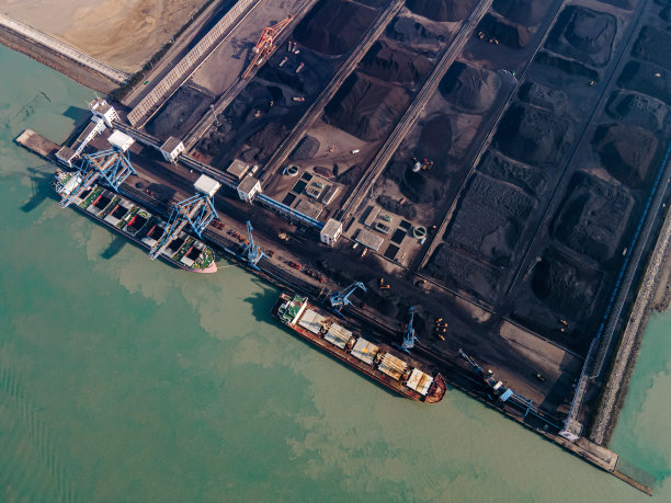 海边煤港的鸟瞰图图片下载