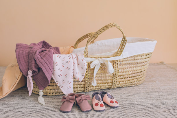 婴儿篮和鞋图片下载