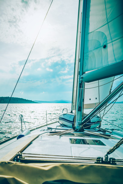 驾着帆船航行图片下载