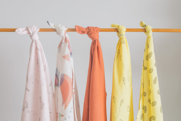 婴儿毛毯挂在架子上图片下载