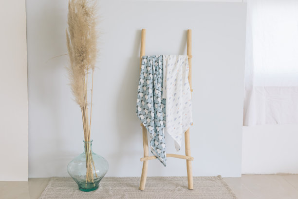 婴儿毛毯挂在架子上图片下载