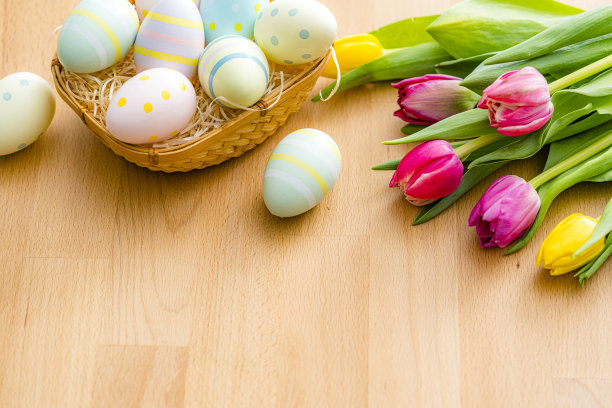 复活节彩蛋和郁金香背景。本空间图片下载