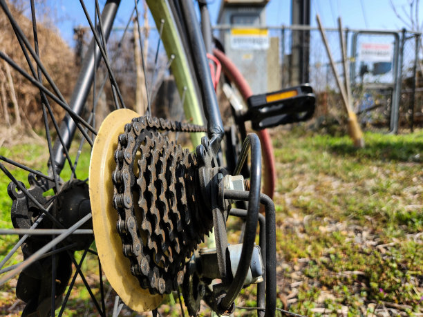 自行车链条和齿轮的照片图片下载