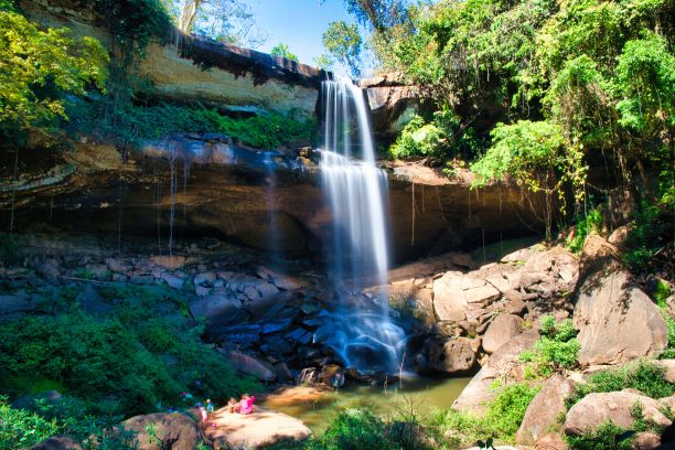 瀑布靠近万象，老挝，阿西恩，Phou Phanang国家生物多样性保护区。美丽的大自然。东南亚。高质量照片图片下载