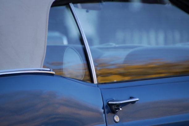 一辆蓝色古董车的车门图片下载