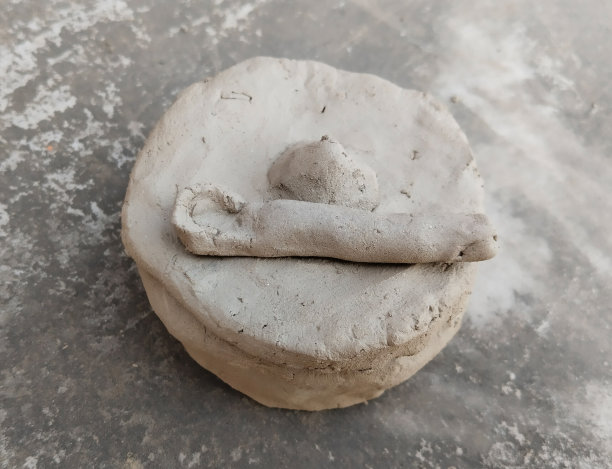 孩子们玩的手工粘土玩具。用地板上的泥土制成的印度厨房小玩具容器。孩子用粘土做盘子和各种各样的人物。陶器的技能。爱好和兴趣。图片下载