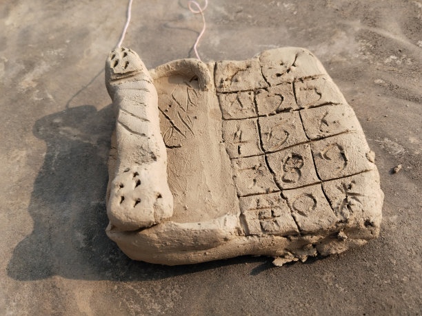 孩子们的创造力，用湿土或泥做的钥匙电话，手机陶器图片下载