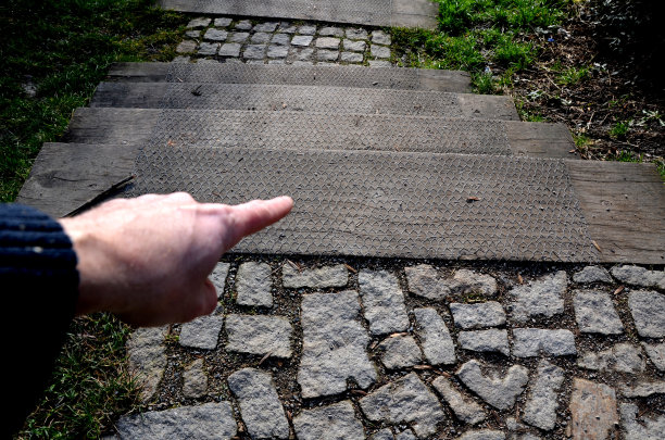 公园里的木制台阶与草坪上的铺路石相结合。楼梯横梁上覆盖着网格。鞋底不滑很湿和潮湿时,手指,园丁指令图片下载