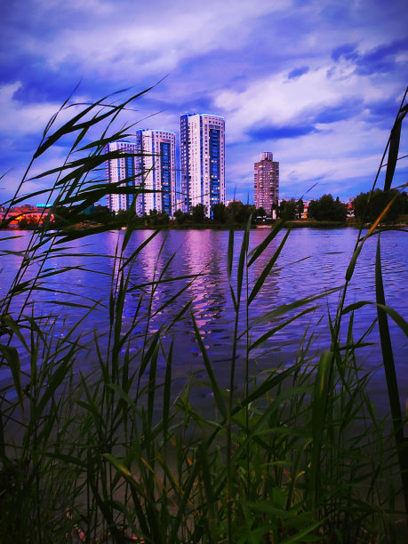 基辅市日落时的高楼景观图片下载