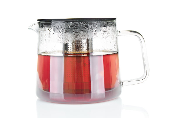 白色背景上的玻璃茶壶与热茶紧密相连图片下载