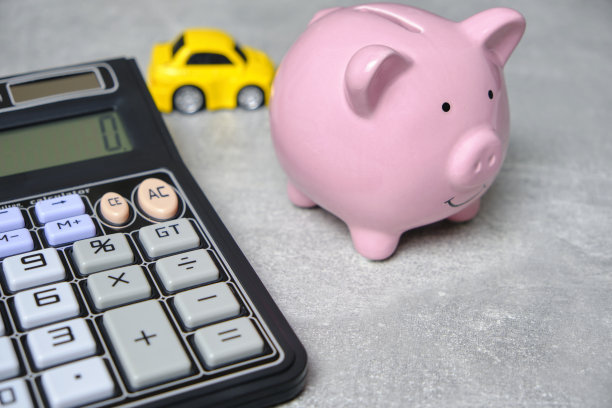 存钱罐，计算器和汽车，概念消费和积累资金的汽车。图片下载