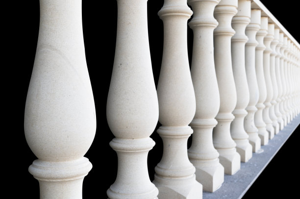 石雕。室内石头楼梯的元素。Srone栏杆特写视图。手工制作的楼梯栏杆。住宅外观细节图片下载