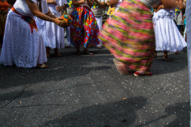 人们在街上跳舞狂欢图片下载
