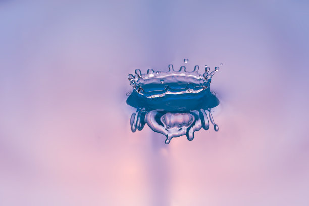 水面溅起水花，形成皇冠图像。图片下载