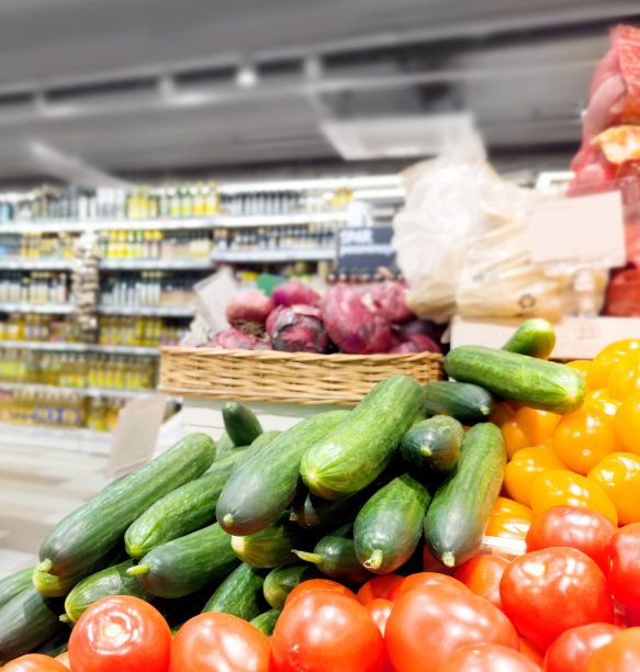 在市场上购买蔬菜(黄瓜、辣椒、西红柿)图片下载