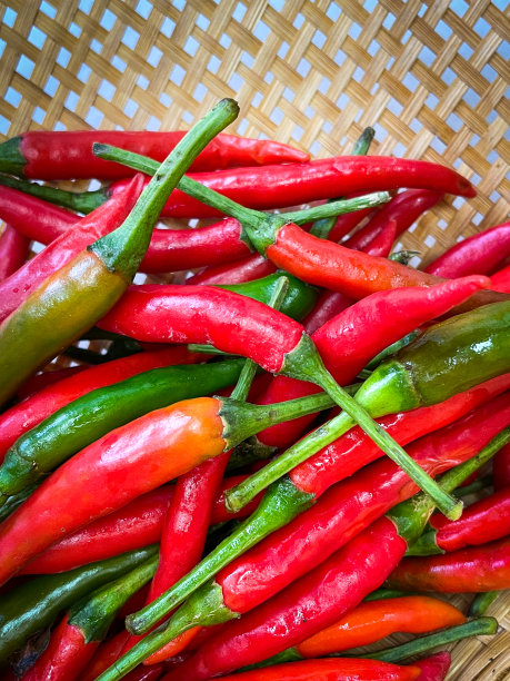 竹盘上的辣椒和辣味配料图片下载