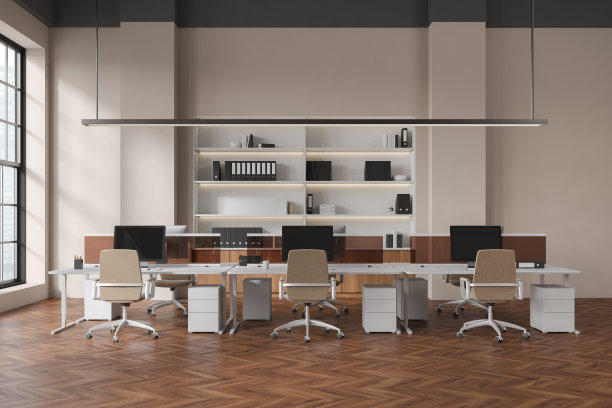 米色办公室内部，pc电脑和货架附近的全景窗口图片下载