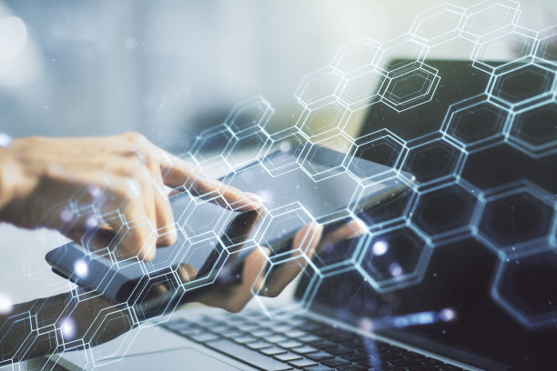 创意抽象无线技术全息图与六边形和手指按在数字平板电脑的背景，人工智能和机器学习的概念。多接触图片下载