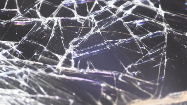 用智能手机微距拍摄玻璃破裂的视频。玻璃上有许多裂缝。图片下载