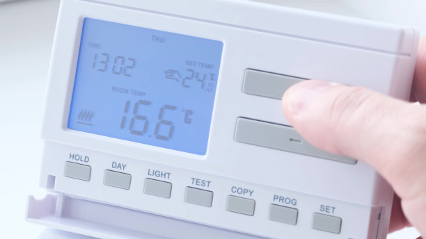 室内温度调节。用于房间供暖的散热器控制面板。图片下载