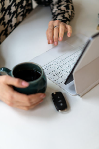 手放在桌子上图片下载