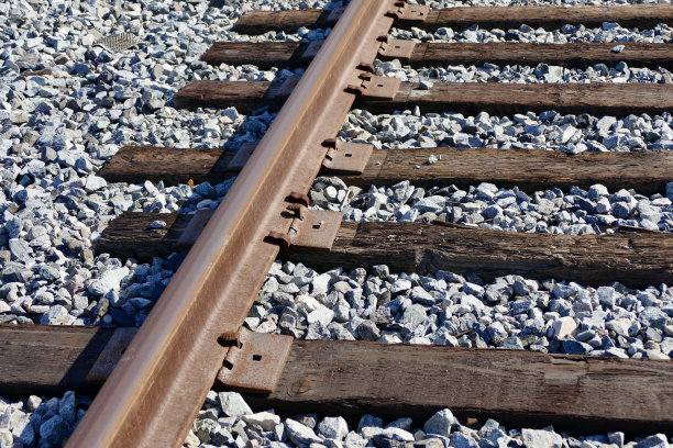 历史悠久的铁路轨道特写图片下载