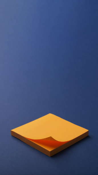 橙色空白纸办公室贴纸与卷曲的角落和阴影在蓝色bsckground动作捕捉。提醒的概念。图片下载