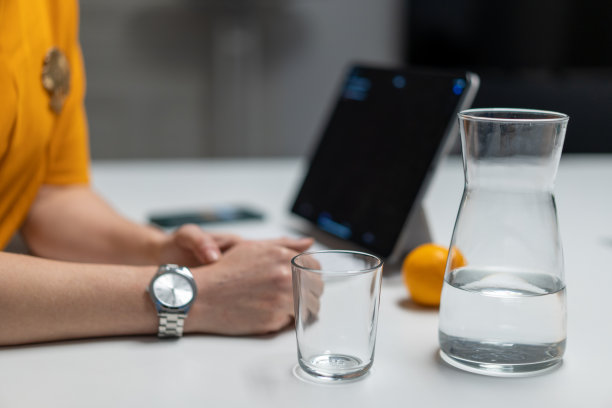 手放在桌子上!图片下载