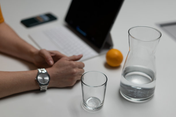 手放在桌子上!图片下载