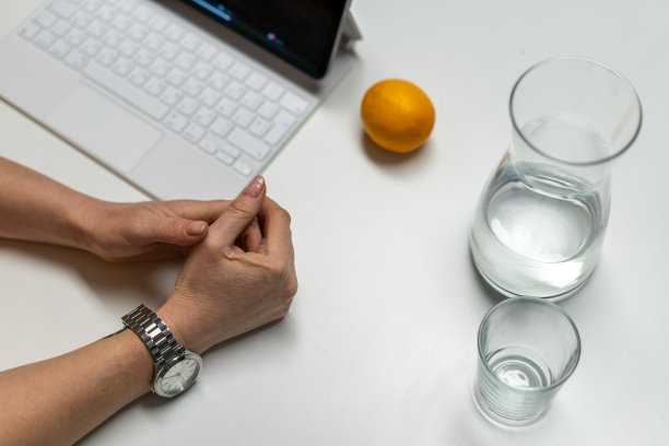 手放在桌子上!图片下载