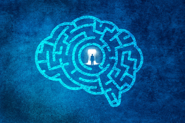 大想法概念。男人打开迷宫状大脑的门。图片下载