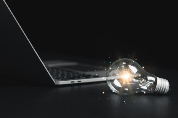 发光的灯泡在桌子上，新的想法，灵感，创意与灯泡和创新。图片下载