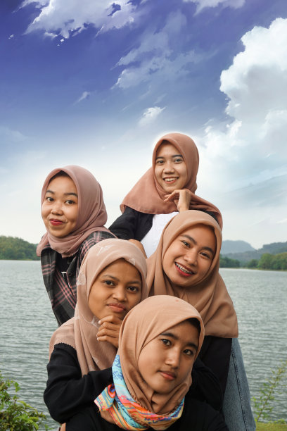 年轻的穆斯林妇女一起度假图片下载