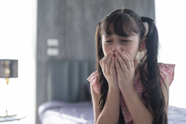 小女孩一个人坐在家里很伤心很无聊。图片下载