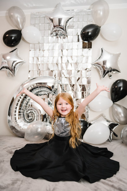 快乐的孩子庆祝生日派对6年。照片墙、照片区装饰白色、黑色、银色气球。豪华风格的拱形装潢。庆祝活动的概念。生日宴会上的招待会。图片下载