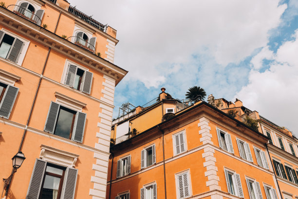 罗马建筑。这座建筑有着独特的赭色立面和绿色窗户。Trastevere区图片下载