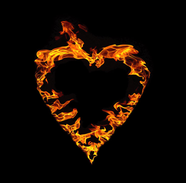 黑色背景上孤立的火心。图片下载