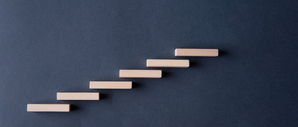 用木块做的台阶。理念成就成功，成长图片下载