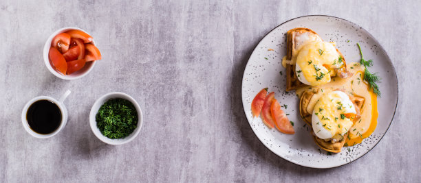 自制早餐，盘子里有华夫饼、培根和benedict鸡蛋。前视图。网络横幅图片下载