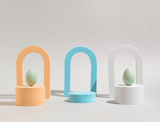 讲台，产品展示台和灰色背景的彩蛋。为品牌和节日包装展示的模型。现代美学。静物摄影。图片下载