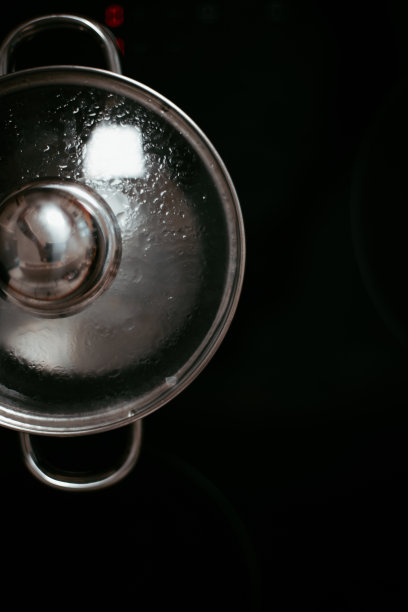 炉子上的锅子图片下载