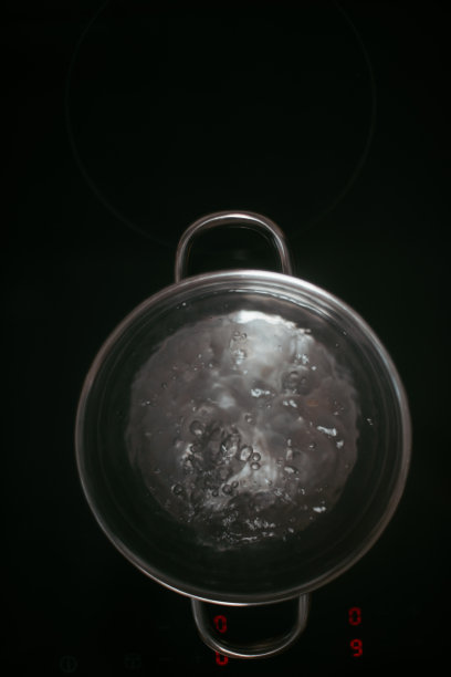 在炉子上的锅子里烧水图片下载