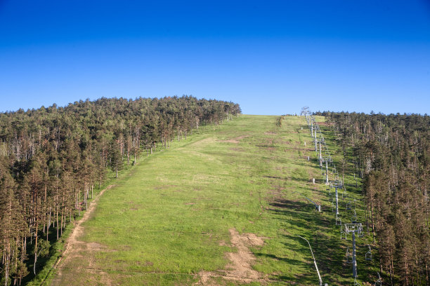 塞尔维亚Divcibare的一个滑雪场全景图，这里有森林，夏天停不动的滑雪缆车，夏天用于徒步旅行的斜坡和徒步小径。Divcibare是塞尔维亚主要的滑雪旅游目的地之一。图片下载