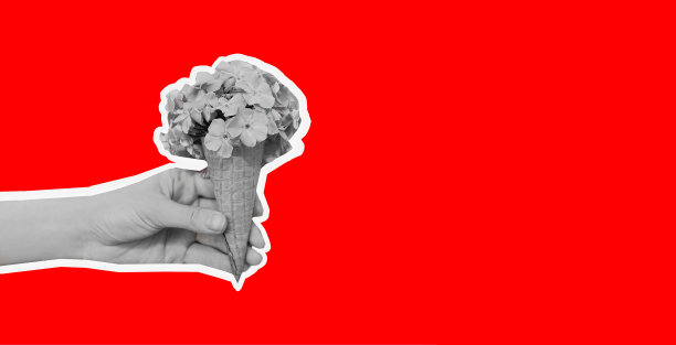 手持锥形冰淇淋，红色背景上有花朵，杂志风格图片下载