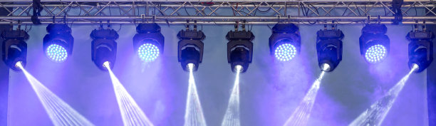 俱乐部里蓝色紫色的舞台灯光。横向横幅网站。图片下载