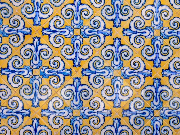 巴伦西亚一栋建筑正面贴着黄、白、蓝三色瓷砖图片下载