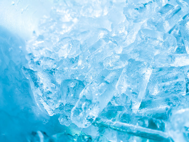 冰块的背景，冰块的纹理或背景它让我感觉清新，感觉很好，在夏天，冰和冷饮会让我们感到放松，为饮料或茶点业务。图片下载